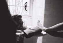 Οι άκρες των χειλιών, Δημήτρης Καρπέτης