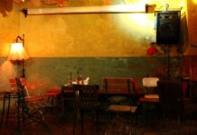 Σε ένα μικρό καφέ…