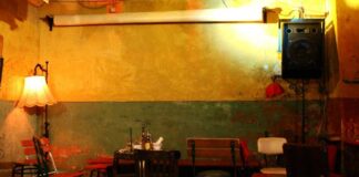 Σε ένα μικρό καφέ…