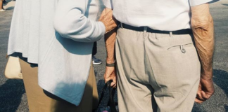 Κρατημένοι ταξιδιώτες μιας ζωής.