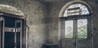 Τα σπίτια, Λίνα Νικολακοπούλου