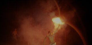 Δίνεται στον θεατή μια εντελώς διαφορετική οπτική μετατοπίζοντας την οπτική γωνία!