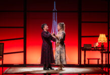 “Δυο γυναίκες χορεύουν” σε σκηνοθεσία Πυγμαλίωνα Δαδακαρίδη στο Θέατρο Διάνα